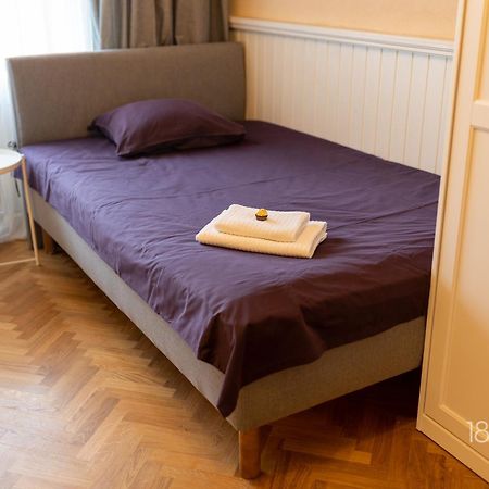 1800 By Vince Stay - Private Rooms In Town Hall Square Тарту Екстериор снимка