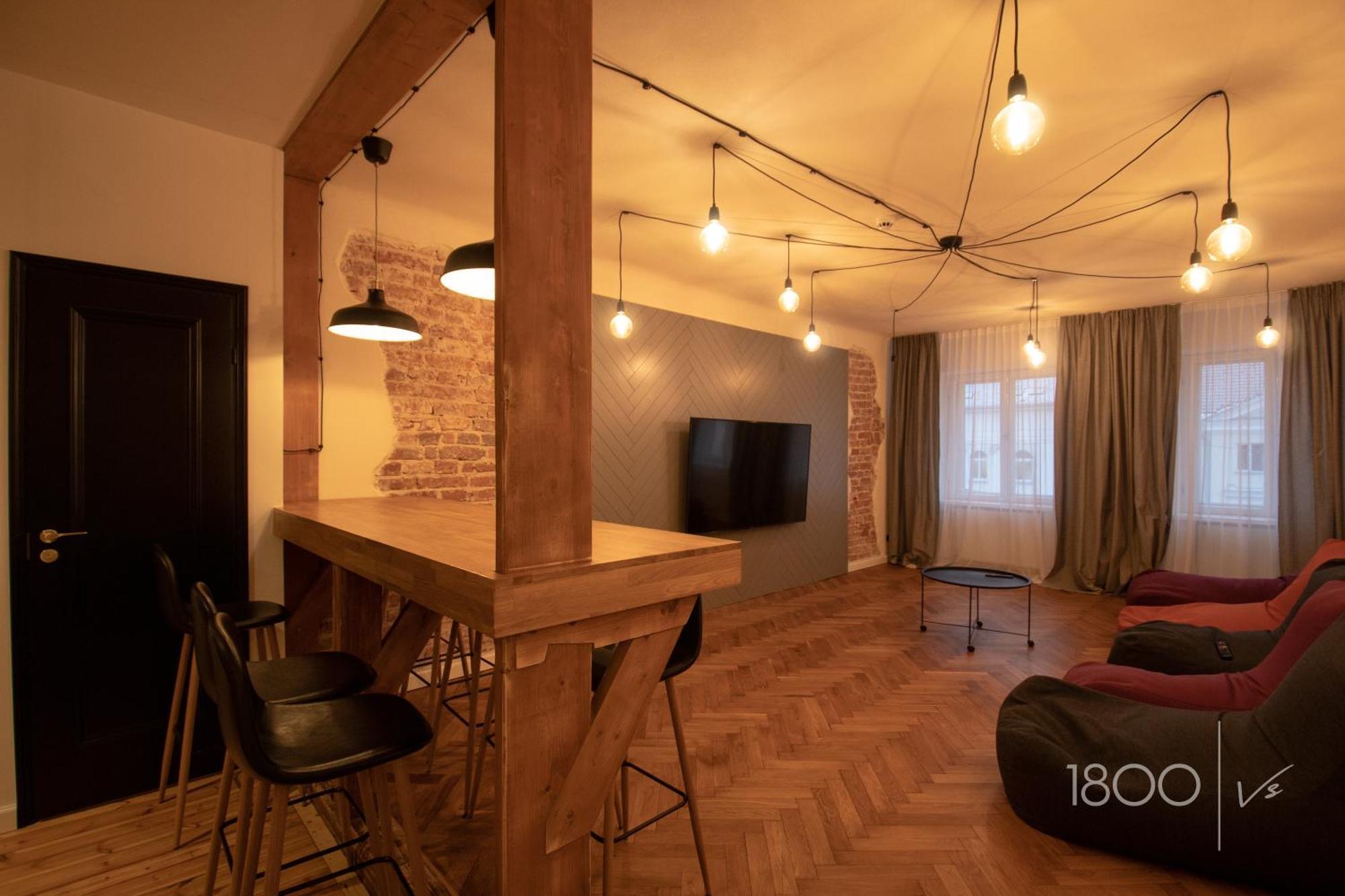 1800 By Vince Stay - Private Rooms In Town Hall Square Тарту Екстериор снимка