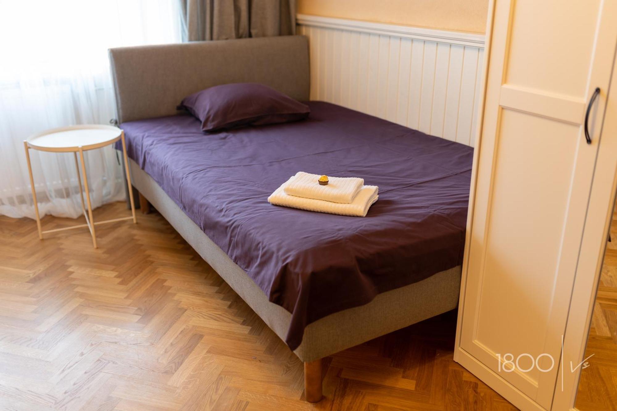 1800 By Vince Stay - Private Rooms In Town Hall Square Тарту Екстериор снимка