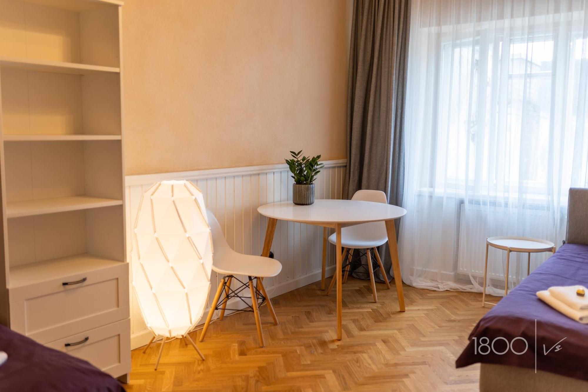 1800 By Vince Stay - Private Rooms In Town Hall Square Тарту Екстериор снимка