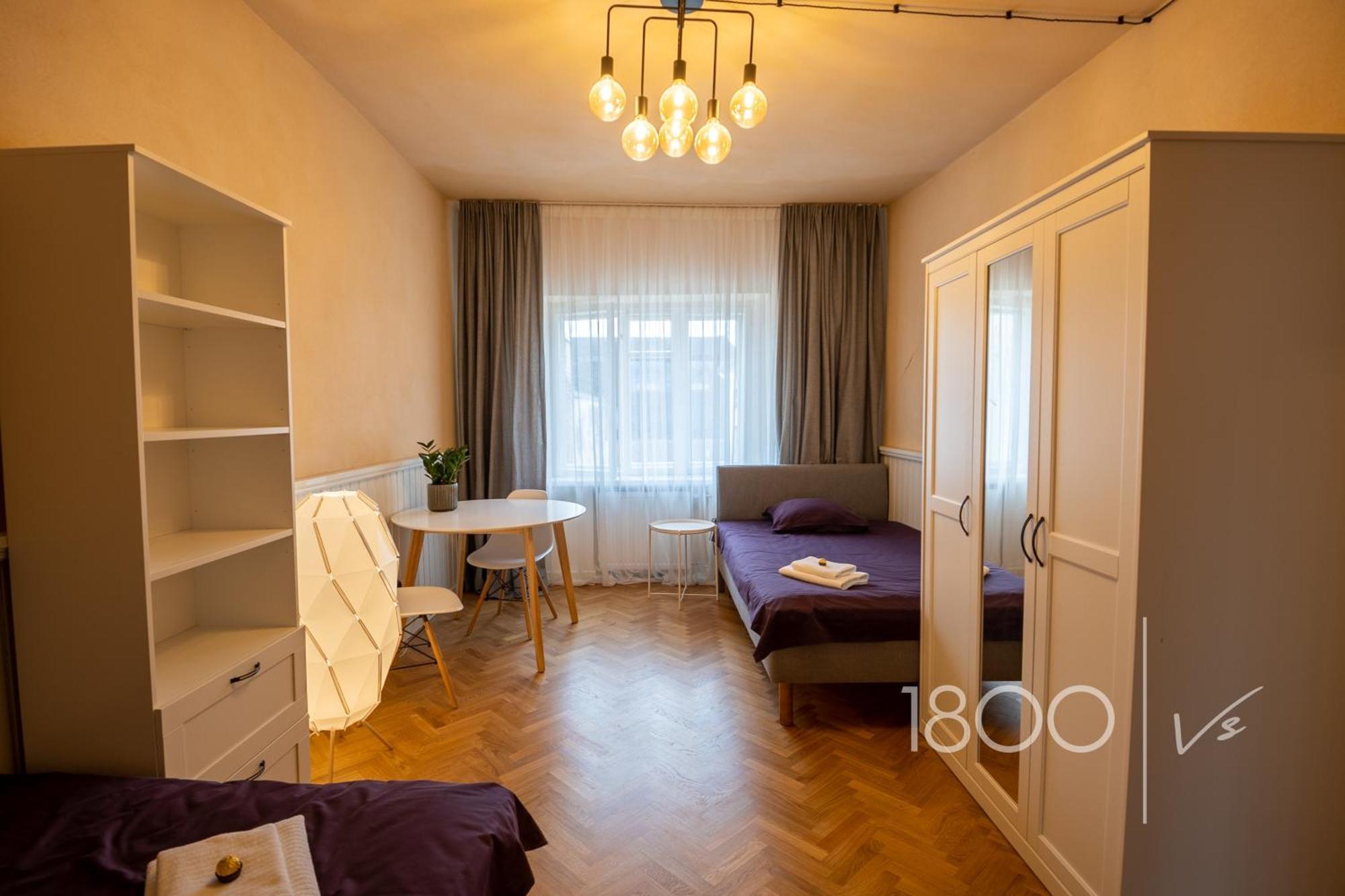 1800 By Vince Stay - Private Rooms In Town Hall Square Тарту Екстериор снимка