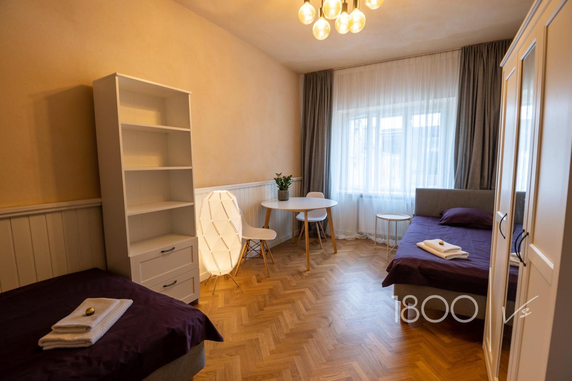 1800 By Vince Stay - Private Rooms In Town Hall Square Тарту Екстериор снимка
