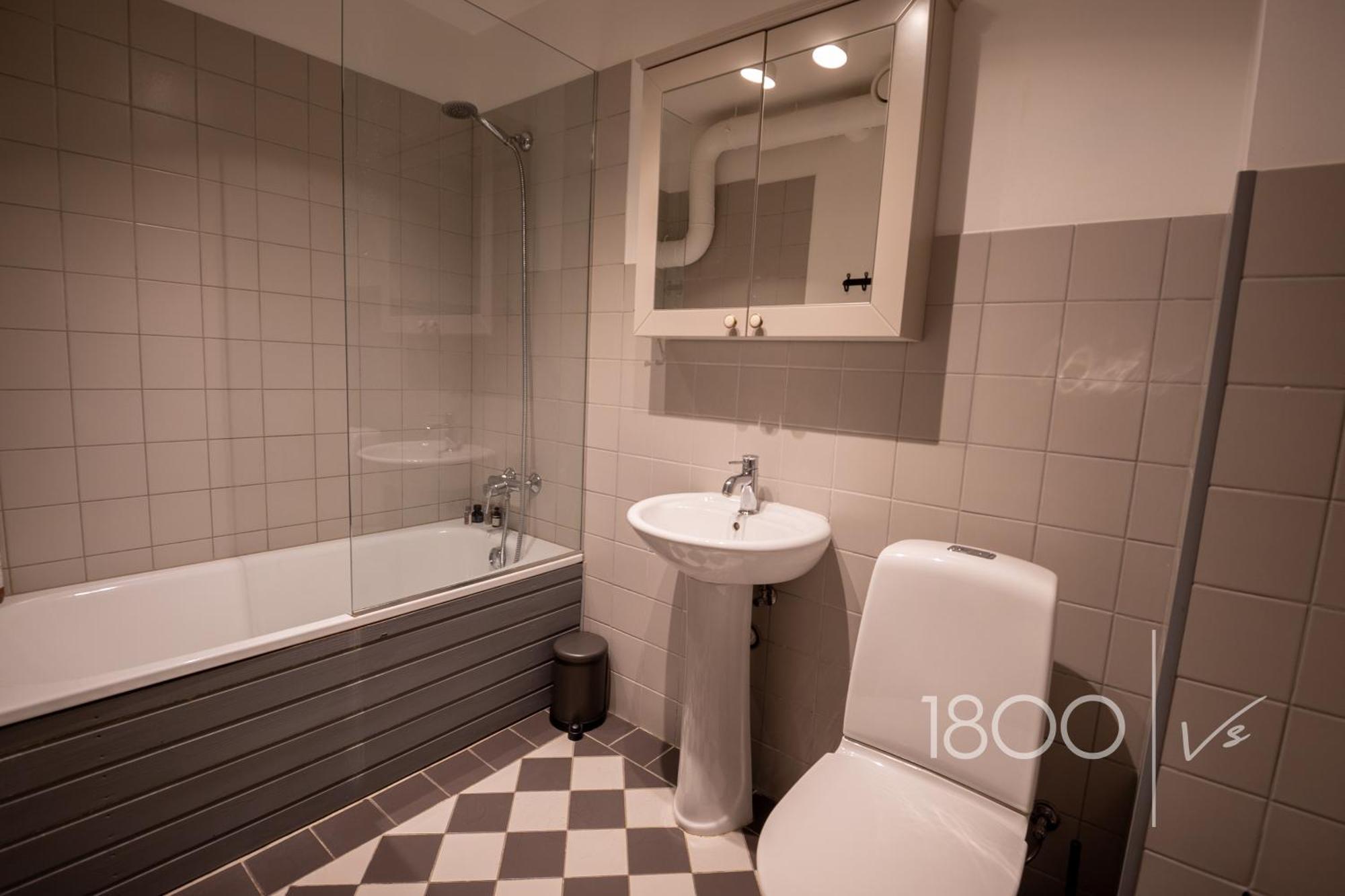 1800 By Vince Stay - Private Rooms In Town Hall Square Тарту Екстериор снимка